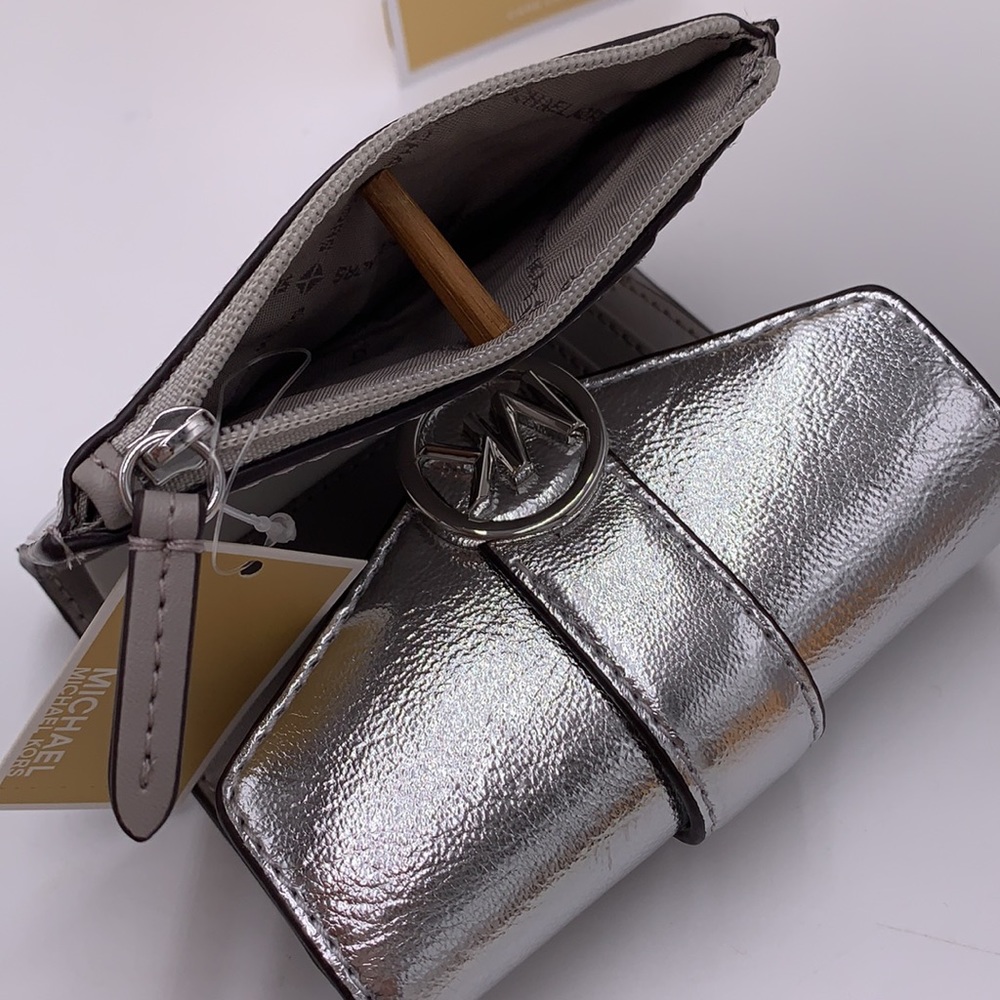 MICHAEL KORS
Carmen Medium Flap bifold Wallet silver color - Picture 13 of 14